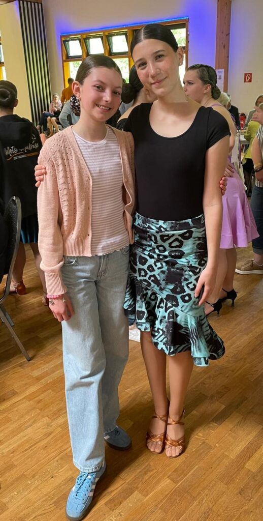 Die beiden Solo Damen Fenja und Sonja Beide stehen Arm in Arm auf dem Foto
