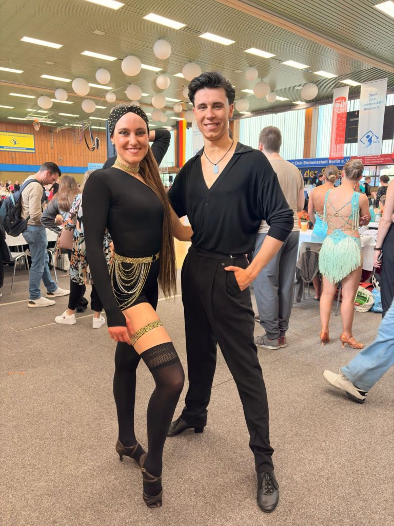 Leo Feuerbach und Lola Schormann stehen als Tanzpaar auf dem Foto