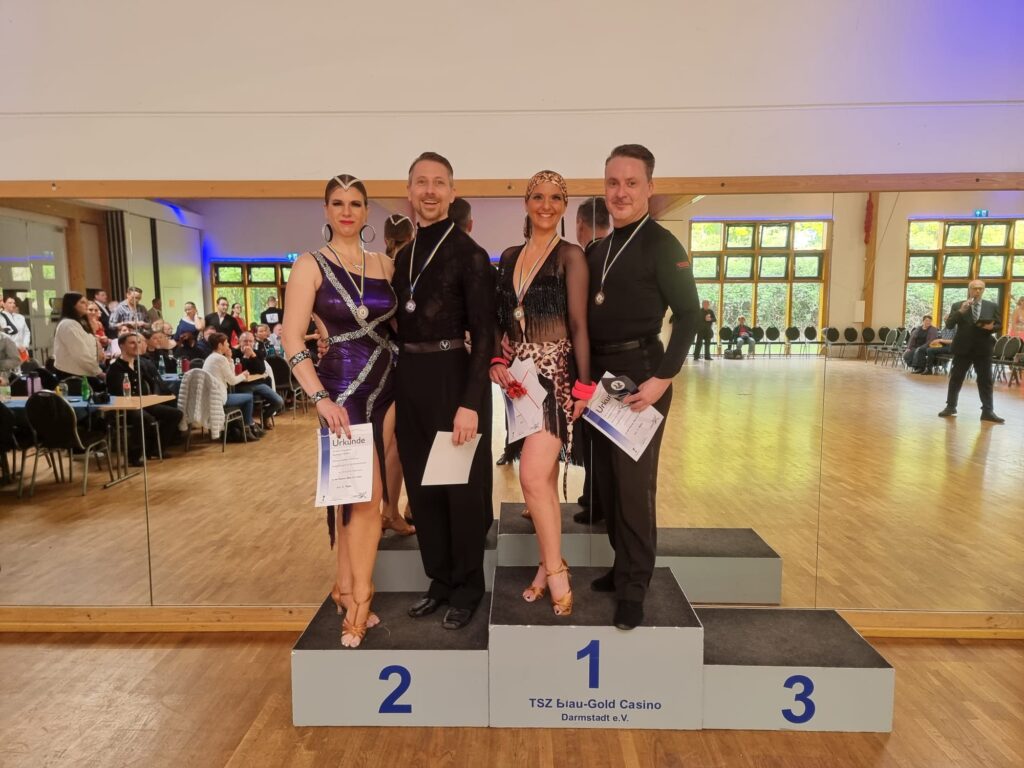 Zwei Paare stehen auf dem Siegerpodest. Gewinner sind Mirco und Tamara und halten die Siegerurkunde in den Händen. Auch Bernhard und Kirsten halten die Siegerurkunde in den Händen und stehen auf dem 2. Platz.