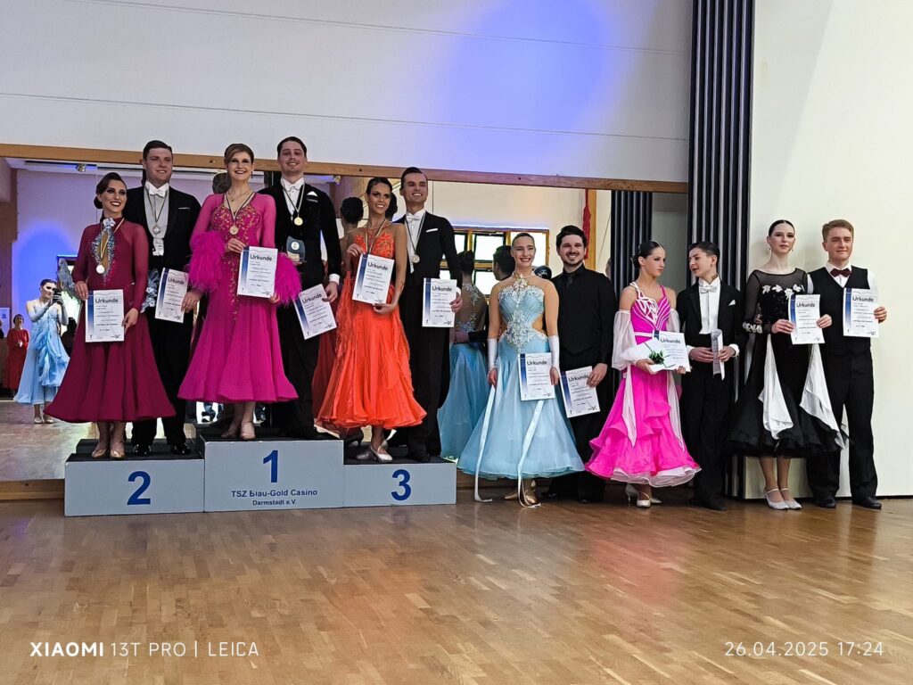 Sechs Paare stehen auf dem Foto. Marc und Louisa stehen auf dem Treppchen auf dem 3. Platz. Alle Paare halten die Siegerurkunde in den Händen.