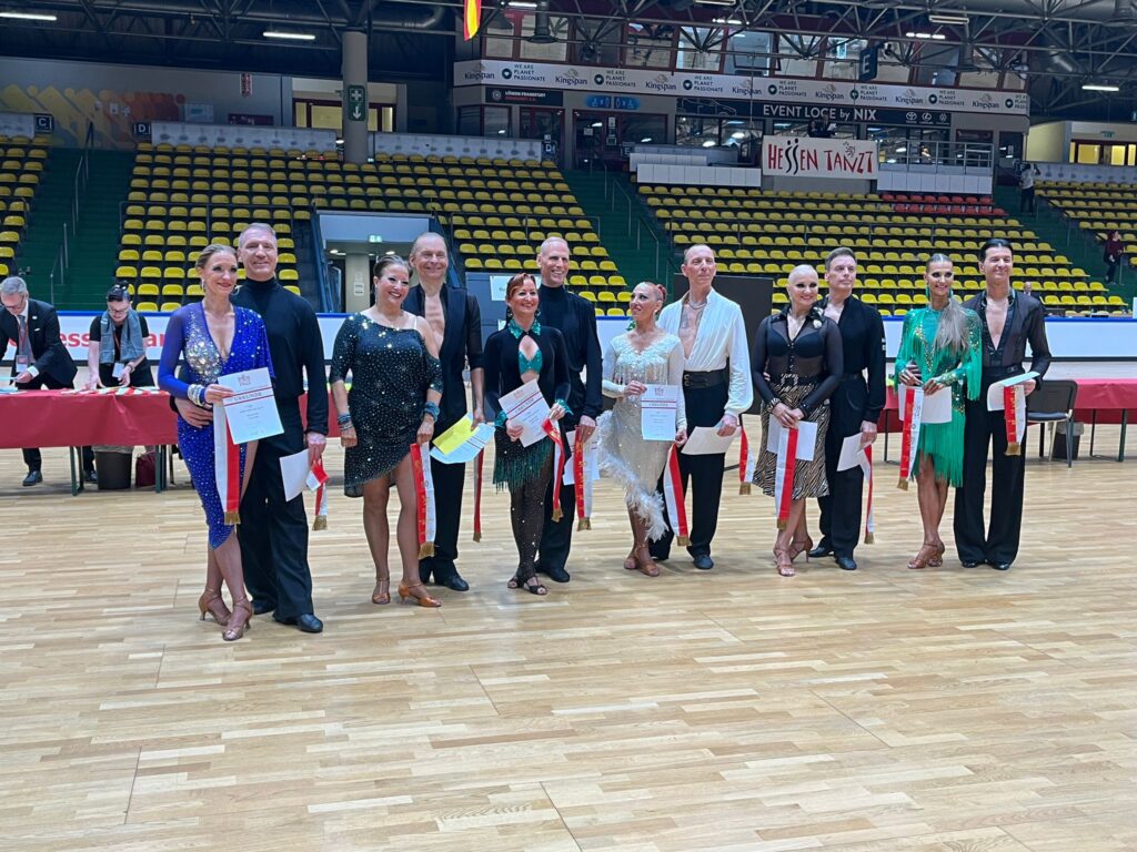 Alle 6 Paare des Finales stehen auf dem Foto. 6. Platz für Martina und Rene. Alle halten den Wimpel und die Urkunde in die Kamera