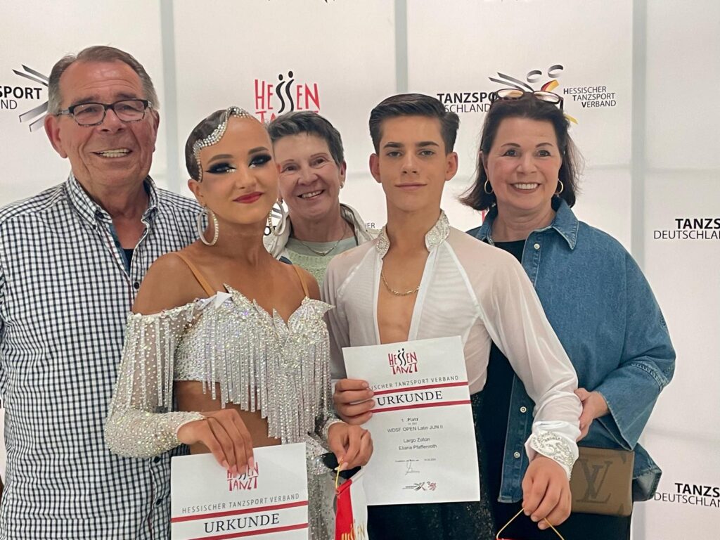 Largo und Eliana sind mit Dani, Manfred und Uschi aus dem Verein auf einem Foto zu sehen