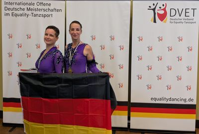 Deutsche Meister in Equality Standard für Juliane und Sonja, Inok und Katrin 1. Platz C Standard
