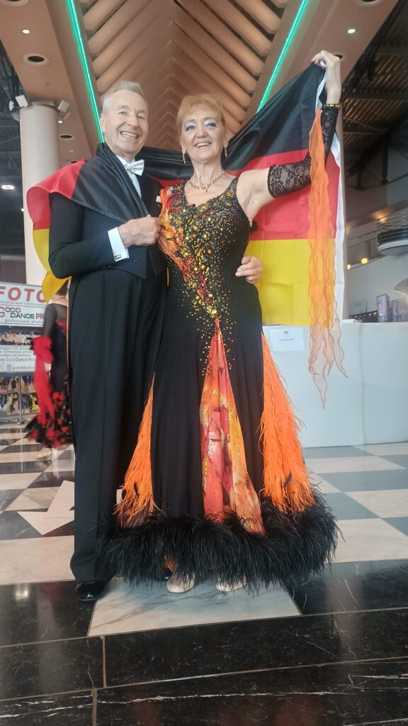 Wolfram und Mila stehen mit der Deutschlandfahne auf dem Foto