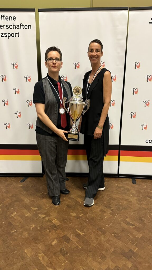 Sonja und Juliane stehen mit dem Pokal auf dem Bild