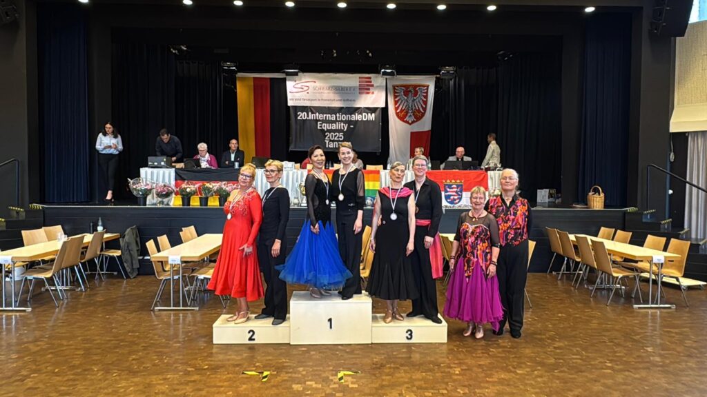 Siegerehrung mit vier Paaren, inok und Birgitt stehen oben auf dem Treppchen