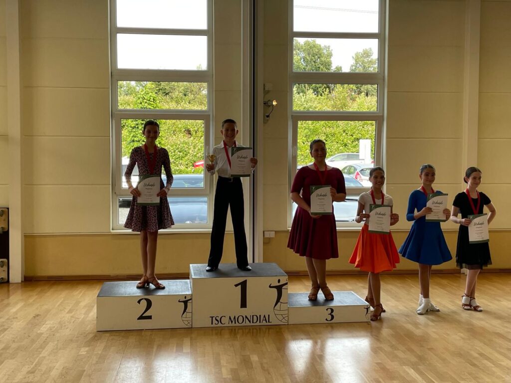 Siegerehrung, Sophie steht auf dem 2. Platz