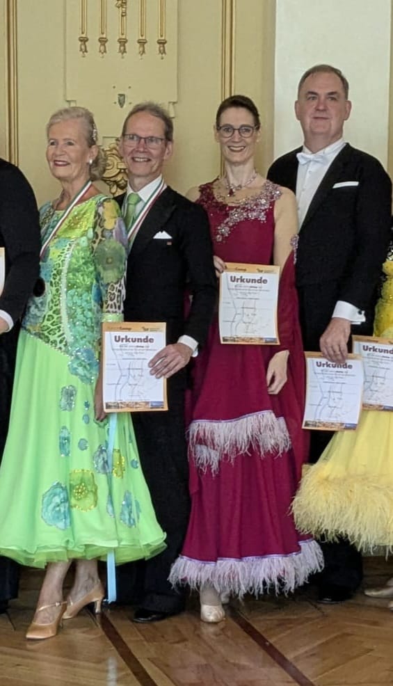 Heike und Harald stehen mit einem anderen Paar und der Siegerurkunde auf dem Foto