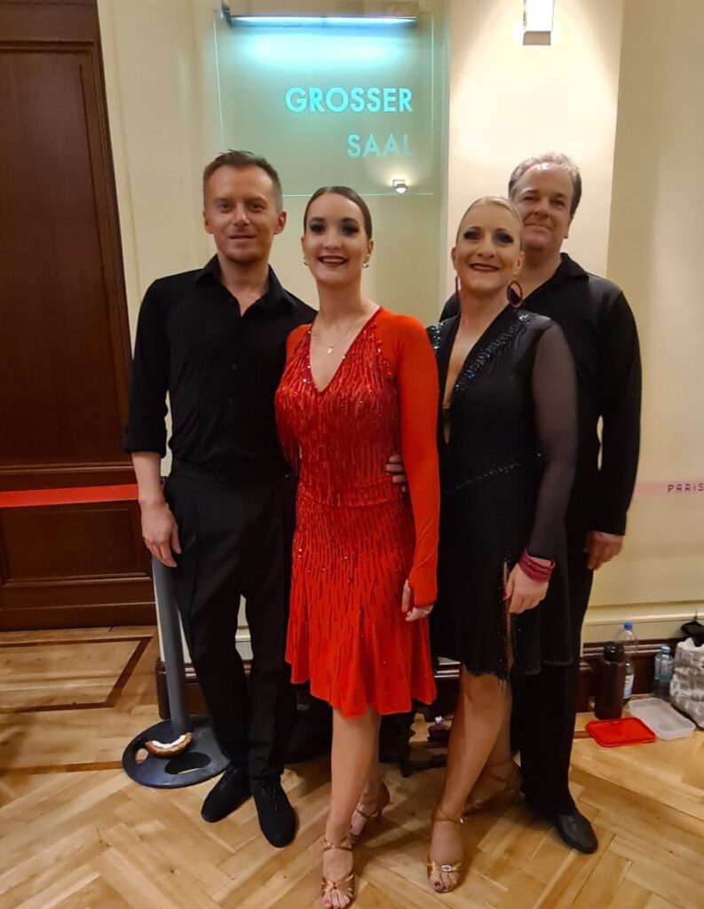 Vladi und Sarah sowie Christian und Kristina stehen zusammen auf dem Bild