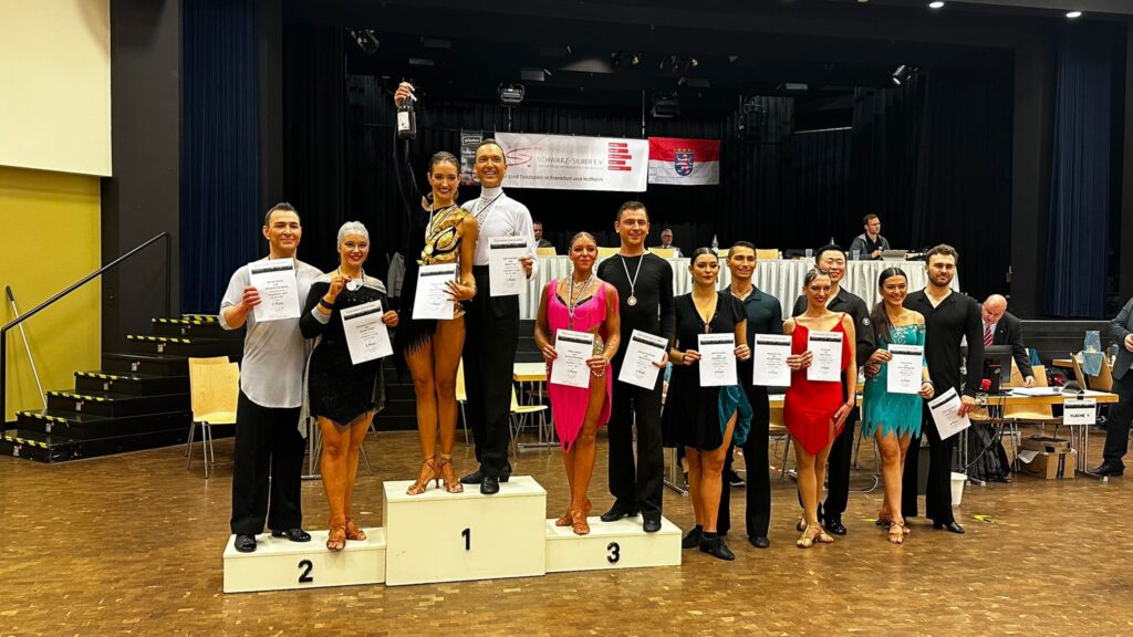 6 Paare stehen nebeneinander und halten Urkunden in der Hand