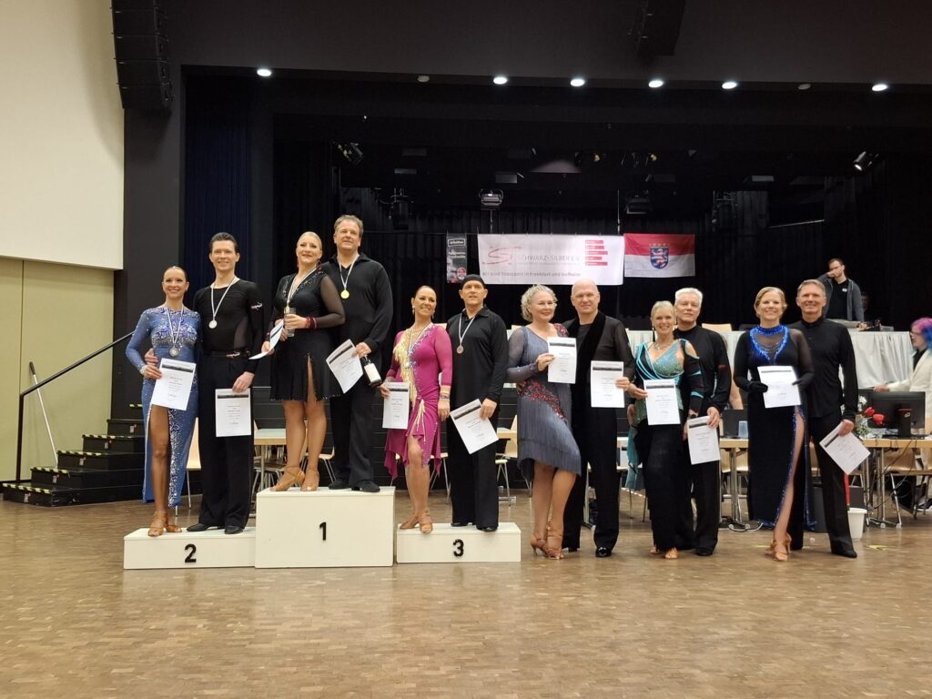 6 Paare stehen nebeneinander mit Urkunde in der Hand