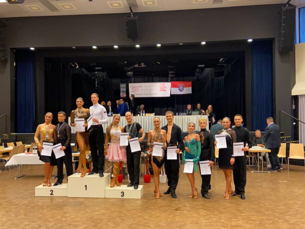 Alle 6 Paare stehen nebeneinander mit Urkunden in der Hand